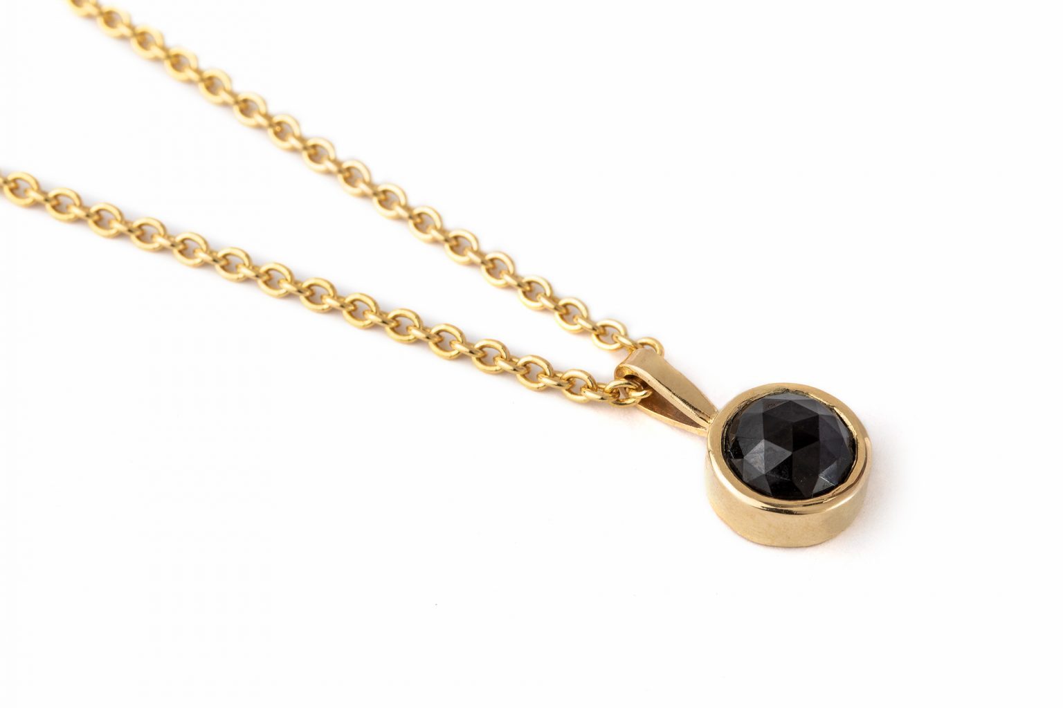 שרשרת חוליות זהב עם תליון כוס זהב קלאסית של הידרה משובצת אבן ספינל שחור