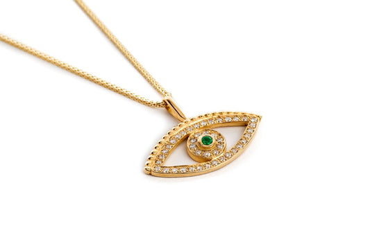 שרשרת זהב מרהיבה עם תליון קמע עין מזהב משובץ כולו יהלומים ובמרכז אבן אמרלד ירוקה