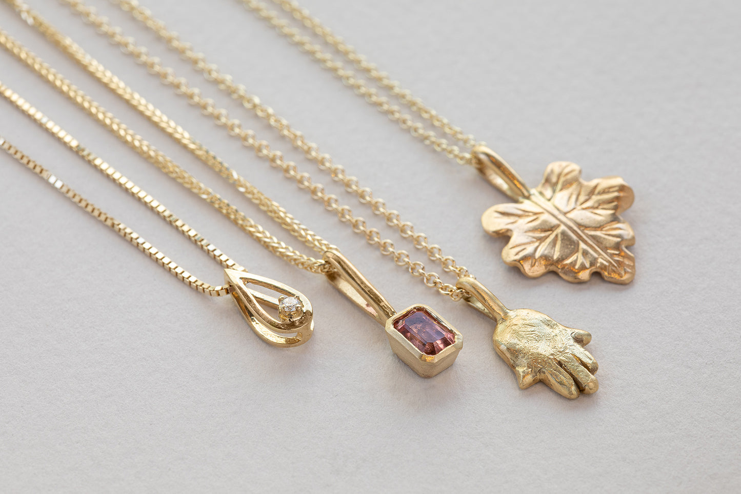 שרשרת עלה גפן בעבודת יד. מפוסלת בזהב וייצוקה בזהב. תליון עלה גפן זהב מושחל על שרשרת חוליות זהב עדינה