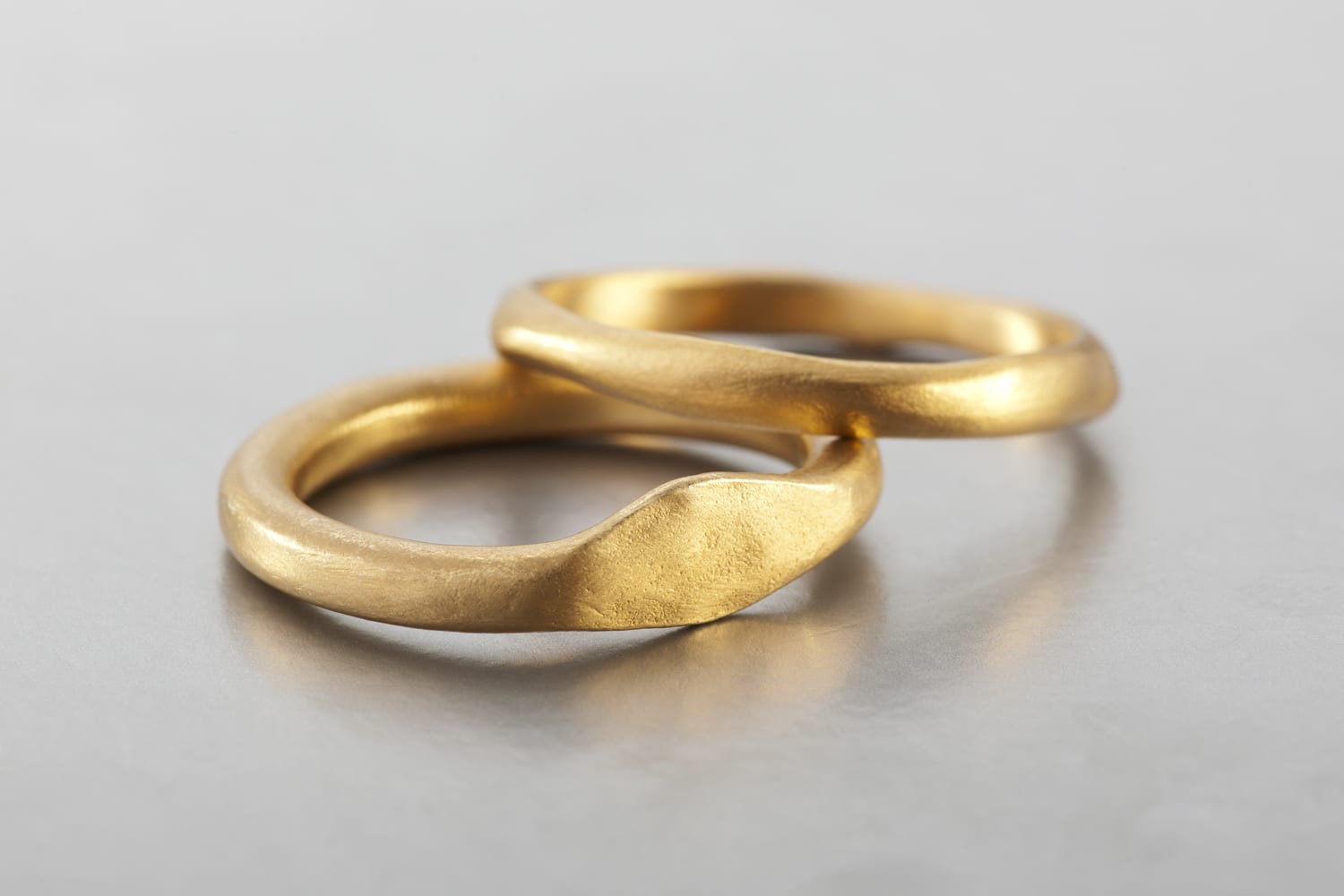 טבעת נישואין נהר היא טבעת זהב עדינה וגולמית בעלת גבשושיות זהב מקסימות שמעניקות לה מראה זורם. טבעת נישואים מושלמת לו ולה.
גודל הטבעת בין 2מ״מ ל 3מ״מ