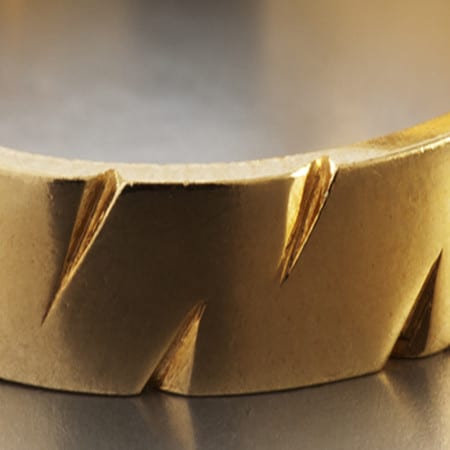 טבעת נישואים 3.5 מ״מ בעלת מבנה שמשלב נוחות מעוגלת מבפנים עם עיצוב של חריטות עומק בזהב. גימור מט.