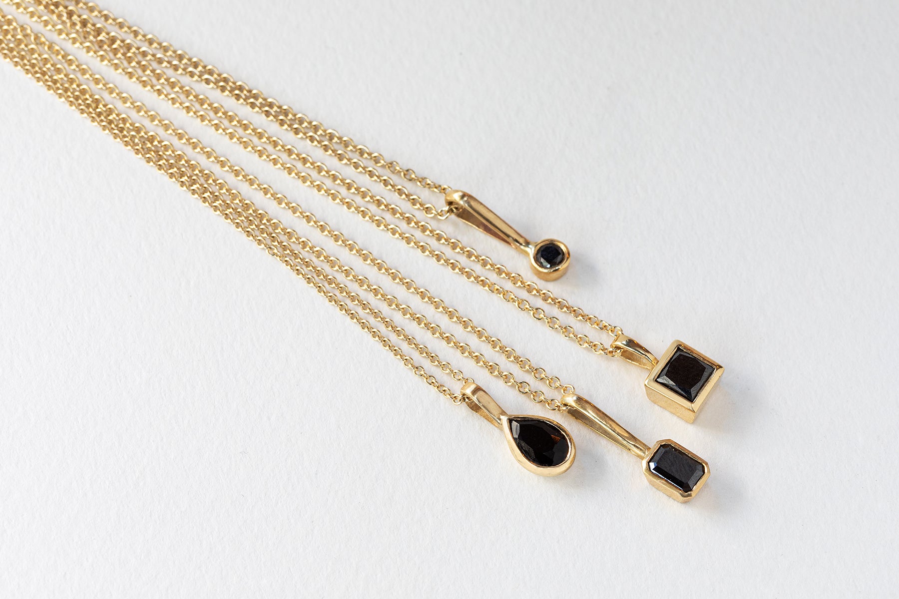 שרשרת זהב עם תליון טיפה עדין משובץ ספינל שחור