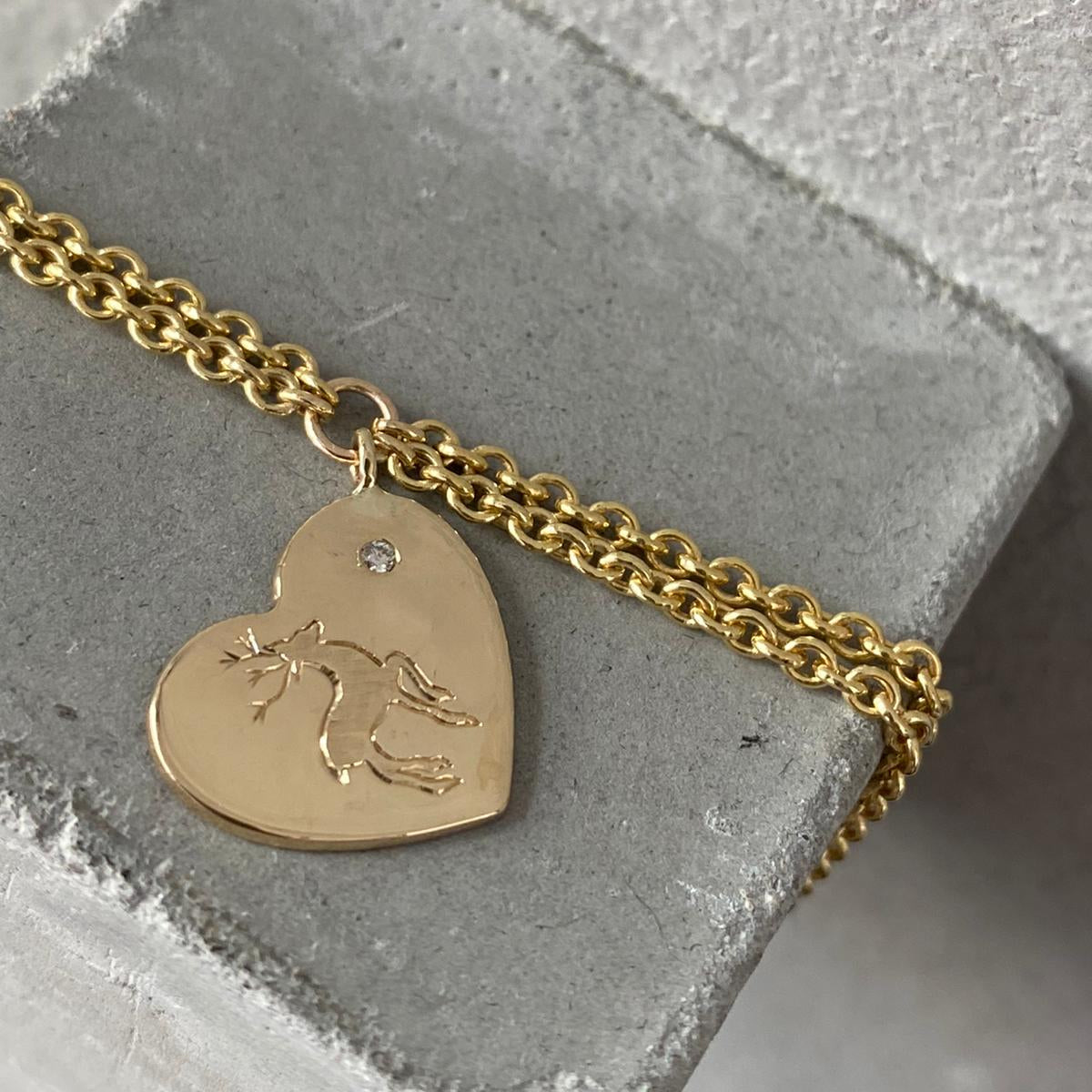 צמיד זהב עם תליון לב וחריטה בעיצוב אישי. זהב 14 קראט ושיבוץ יהלום. מתנה מיוחדת לאישה מיוחדת.