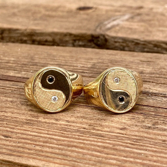 טבעת חותם יין ויאמג בעיצוב אישי. טבעת בהתאמה אישית בזהב 14 קראט משובצת יהלום ויהלום שחור.