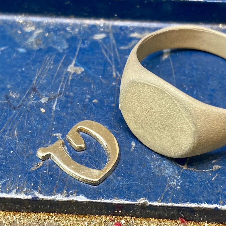 טבעת חותם לאישה בעיצוב אישי. טבעת חותם עם אות משובצת ספירים. עבודת יד.