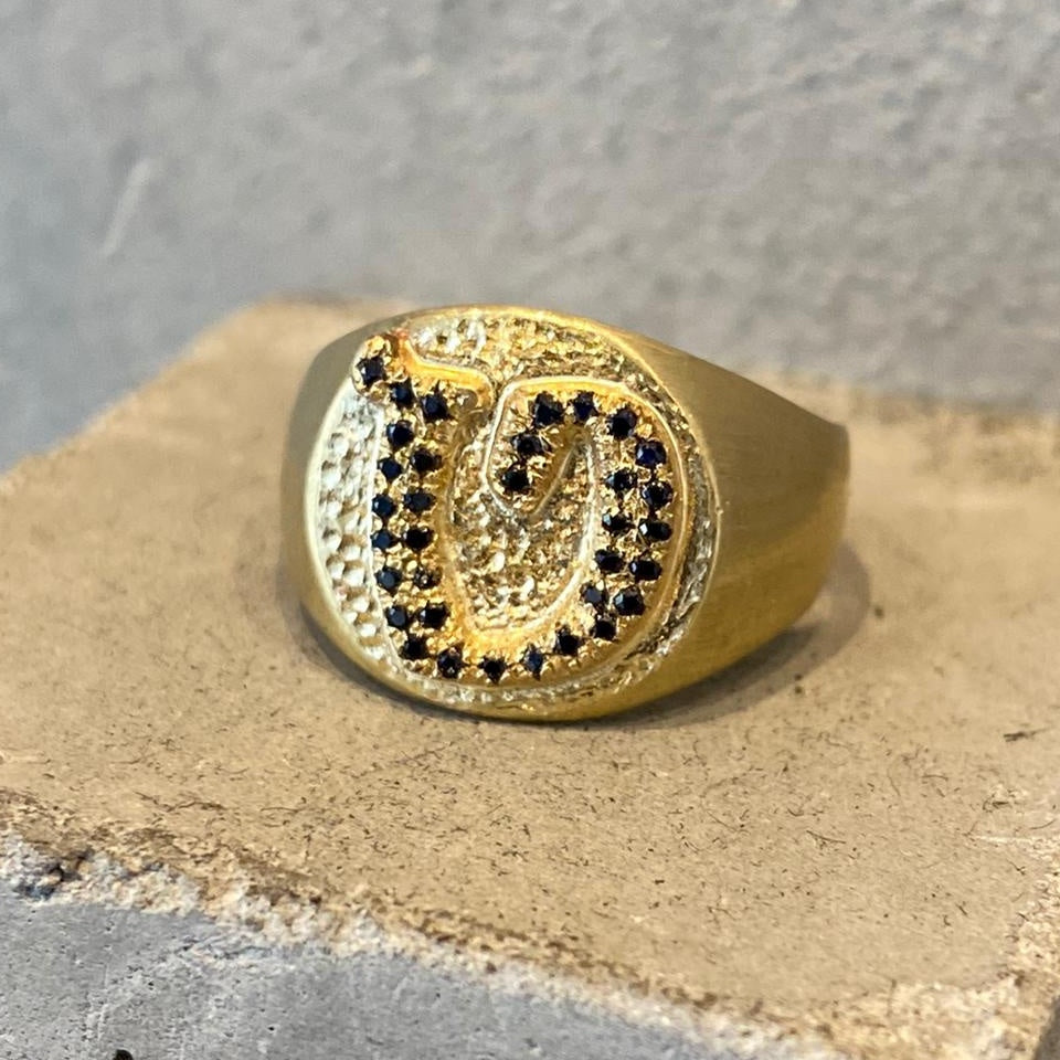 טבעת חותם לאישה בעיצוב אישי. טבעת חותם עם אות משובצת ספירים. עבודת יד.