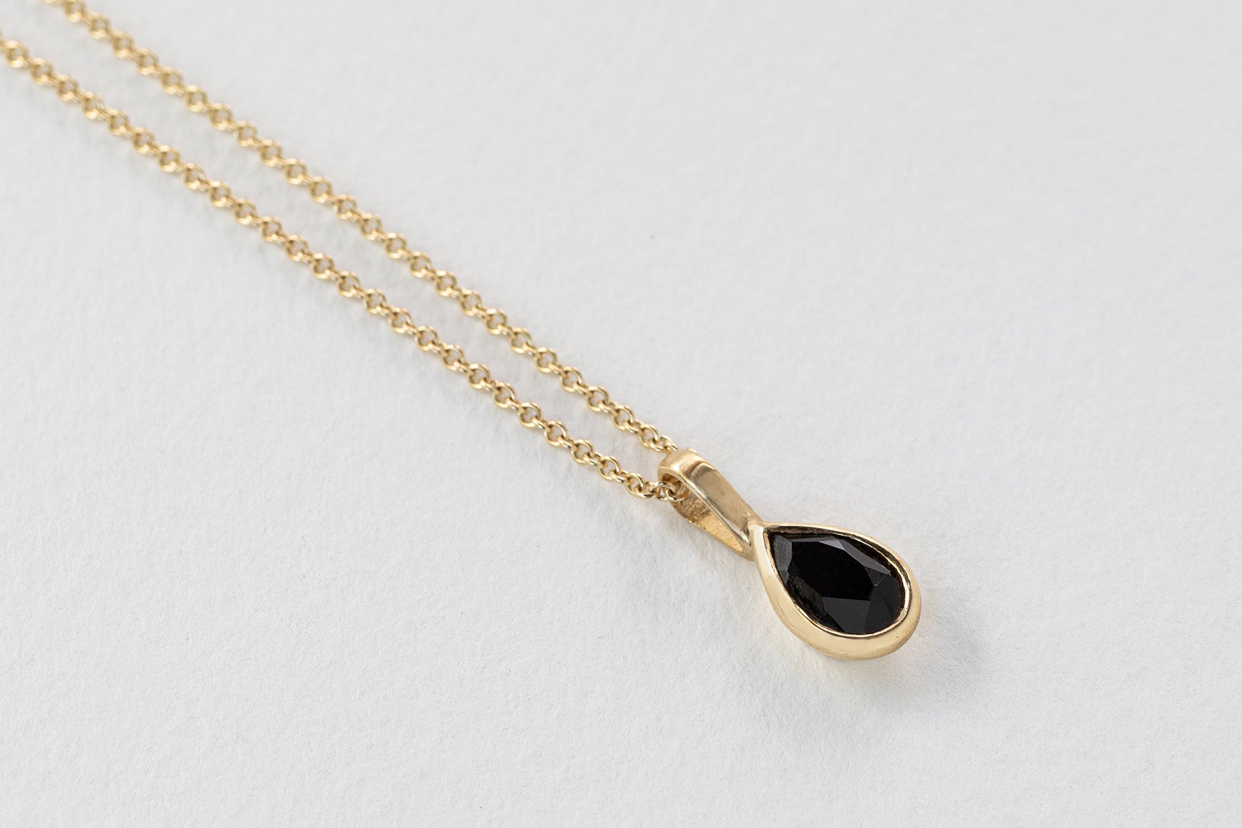 שרשרת זהב עם תליון טיפה עדין משובץ ספינל שחור