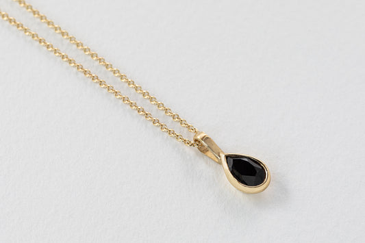 שרשרת זהב עם תליון טיפה עדין משובץ ספינל שחור