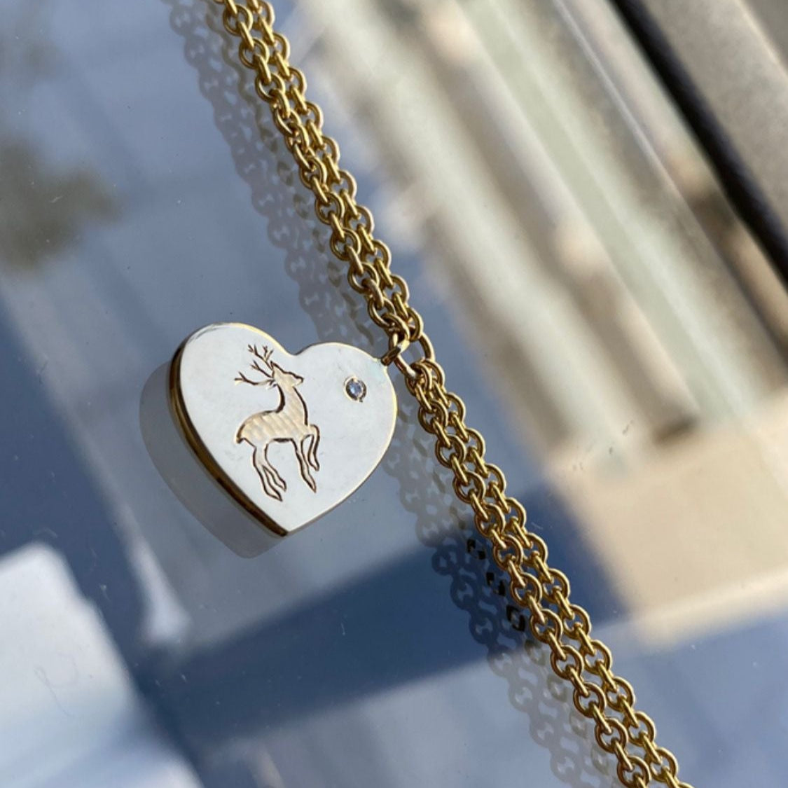 צמיד זהב עם תליון לב וחריטה בעיצוב אישי. זהב 14 קראט ושיבוץ יהלום. מתנה מיוחדת לאישה מיוחדת.