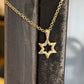שרשרת חוליות זהב עדינות עם תליון מגן דוד בצורת כוכב. שרשרת זהב אמיתי עשויה בעבודת יד עם תליון מפוסל בשעווה בגימור זהב מט