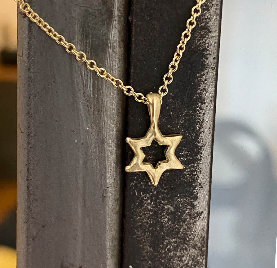 שרשרת חוליות זהב עדינות עם תליון מגן דוד בצורת כוכב. שרשרת זהב אמיתי עשויה בעבודת יד עם תליון מפוסל בשעווה בגימור זהב מט
