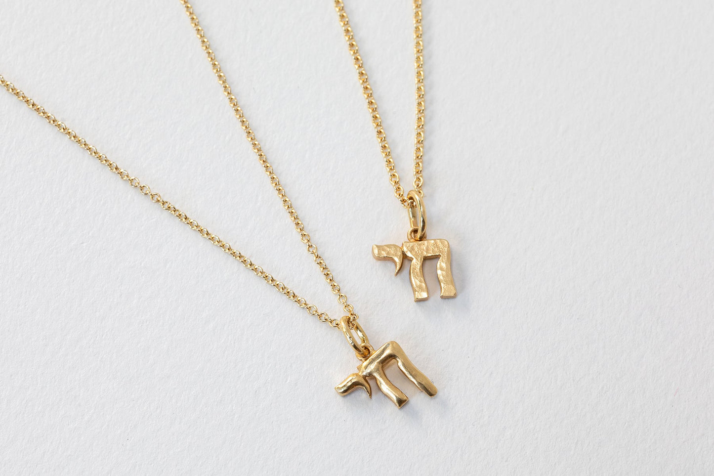 תליון חי זהב עשוי בעבודת יד מפוסל בשעווה במראה גולמי מיוחד
