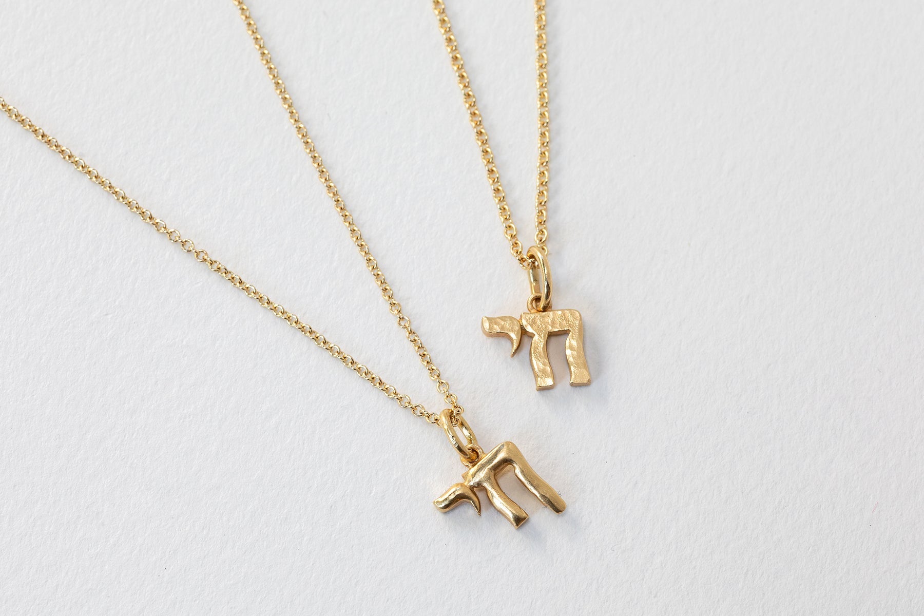 שרשרת קמע מזהב שרשרת עם תליון חי עשוי בעבודת יד בזהב. תליון חי מיוחד מפוסל בשעווה וייצוק בזהב