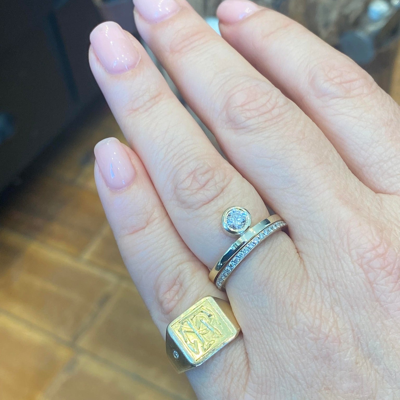 מיחדוש תכשיט ישן, טבעת חותם שמשלבת בתוכה חפת עתיק שהיה של סבא.