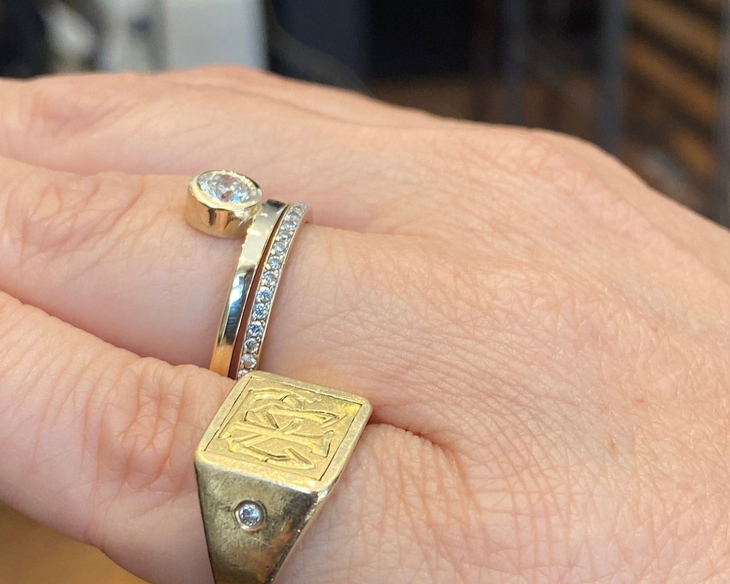 מיחדוש תכשיט ישן, טבעת חותם שמשלבת בתוכה חפת עתיק שהיה של סבא.