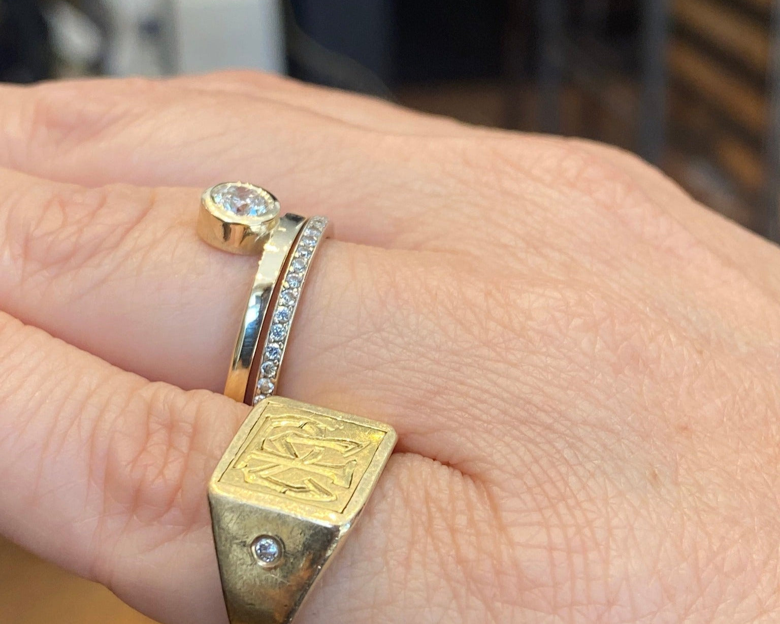 מיחדוש תכשיט ישן, טבעת חותם שמשלבת בתוכה חפת עתיק שהיה של סבא.