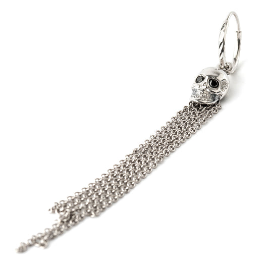 עגיל  חישוק זהב לבן שעליו תלויה גולגולת זהב לבן משובצת שני יהלומים  שחורים 