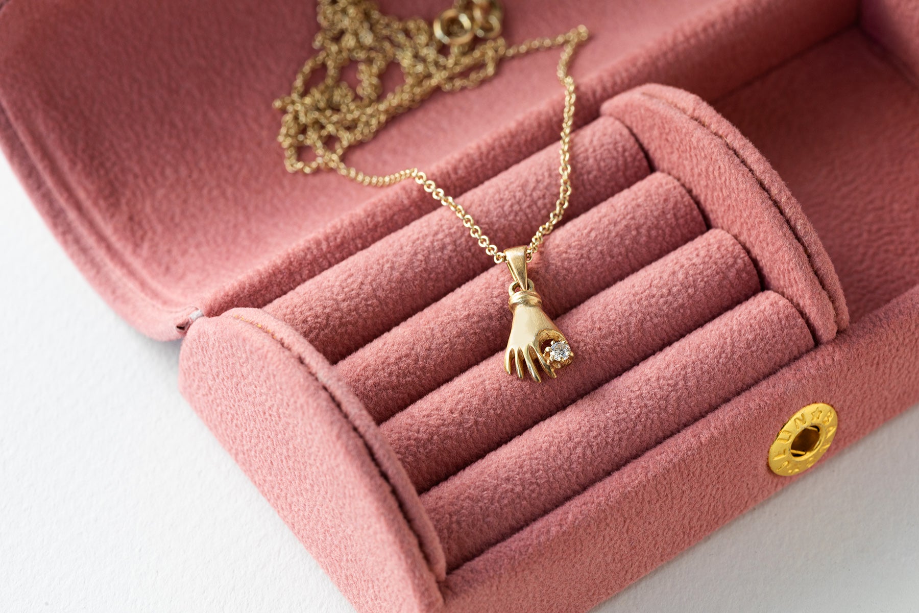 שרשרת קמע זהב. שרשרת חוליות זהב עדינות ותליון יד מחזיקה יהלום