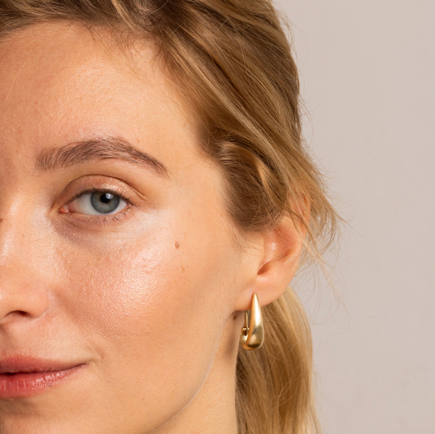 עגילי זהב בעבודת יד - טיפה -גימור מאט