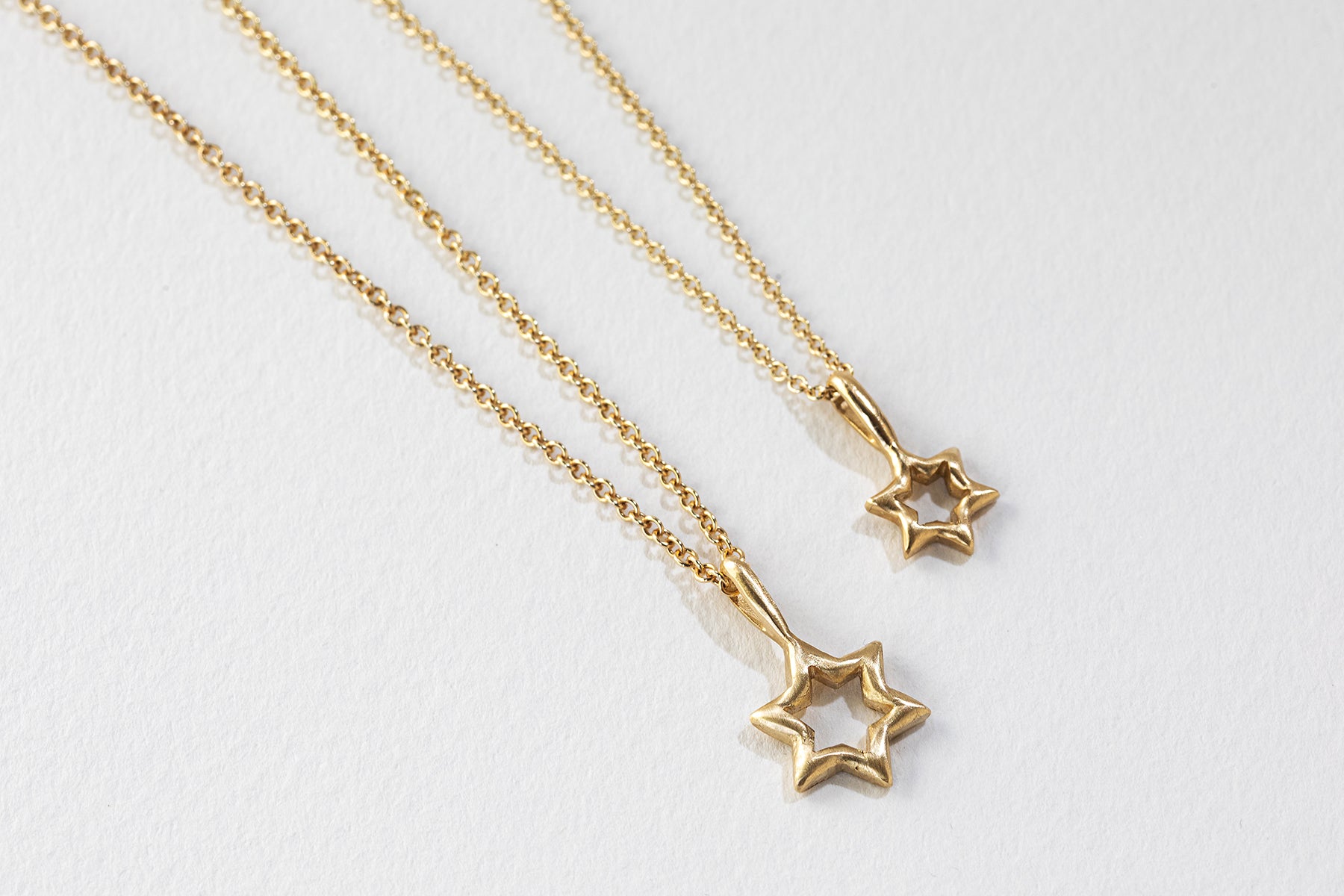 שרשרת חוליות זהב עדינות עם תליון מגן דוד בצורת כוכב. שרשרת זהב אמיתי עשויה בעבודת יד עם תליון מפוסל בשעווה בגימור זהב מט
