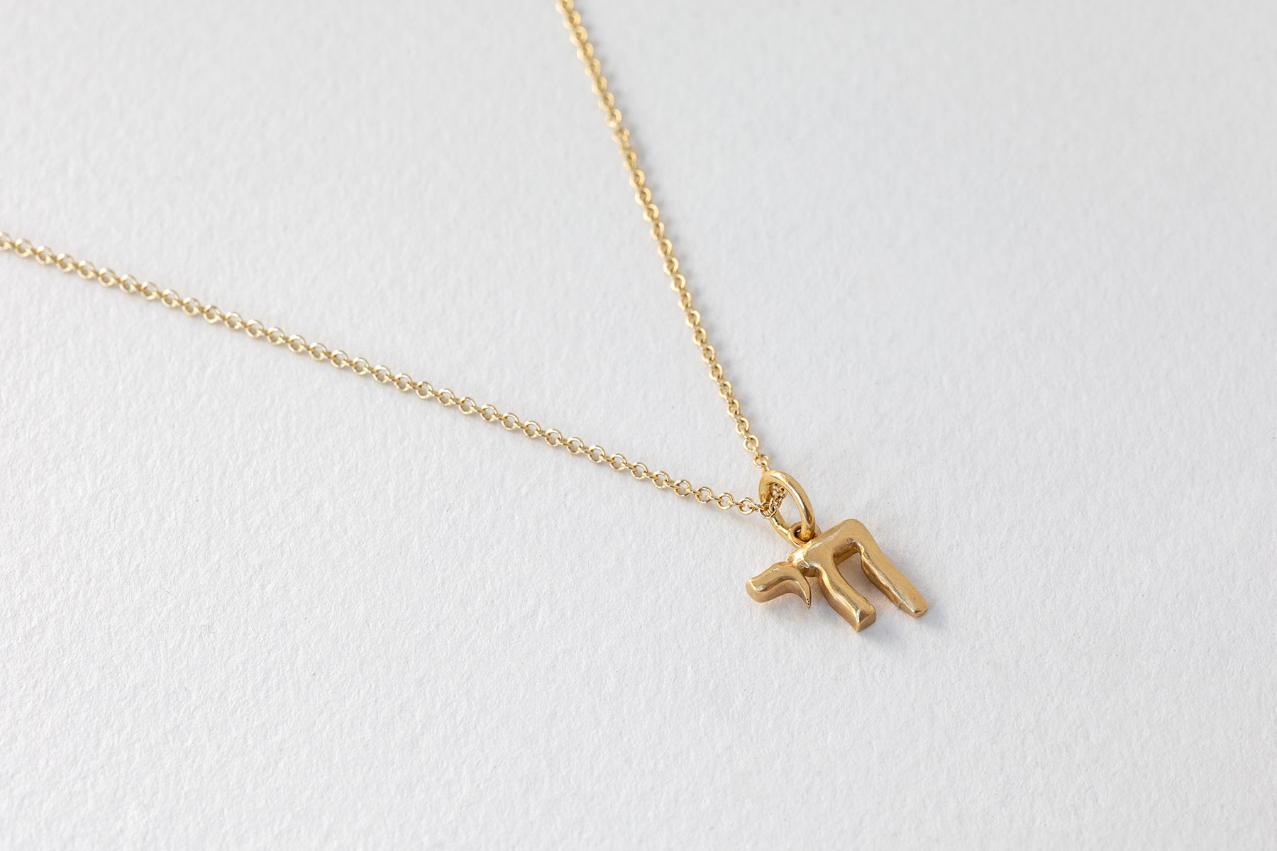 שרשרת קמע מזהב שרשרת עם תליון חי עשוי בעבודת יד בזהב. תליון חי מיוחד מפוסל בשעווה וייצוק בזהב