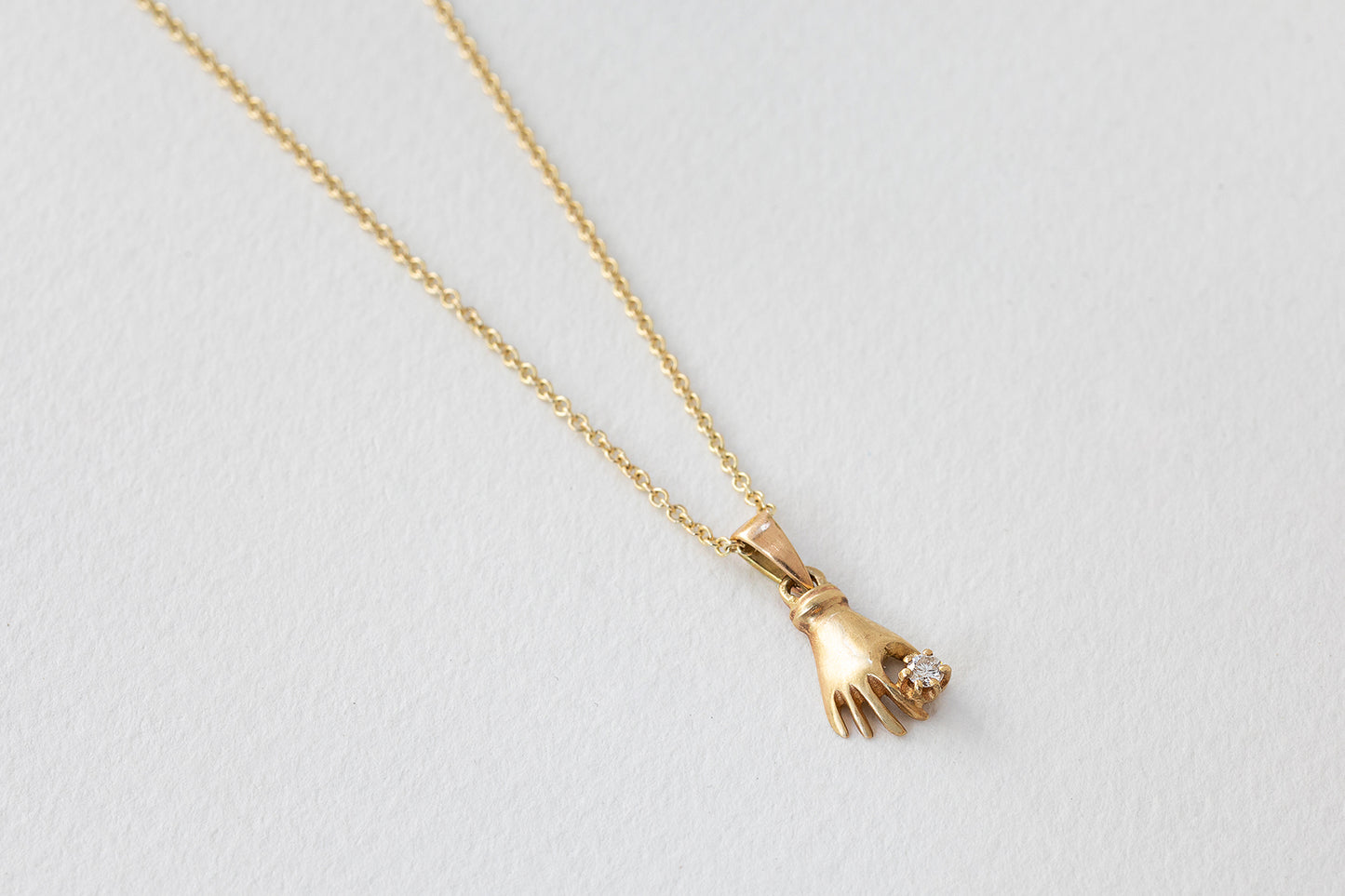 שרשרת קמע זהב. שרשרת חוליות זהב עדינות ותליון יד מחזיקה יהלום