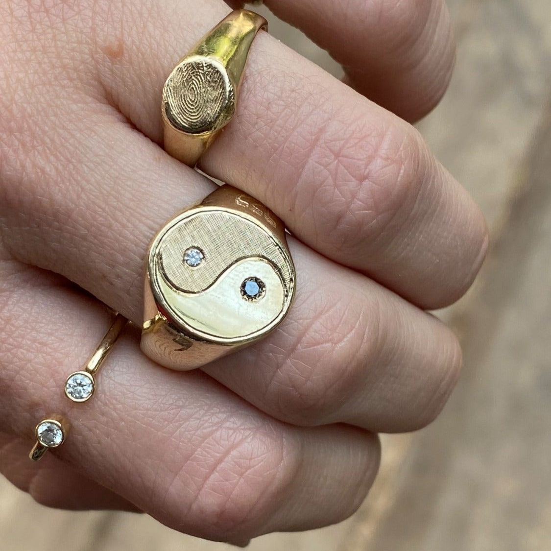 טבעת חותם יין ויאמג בעיצוב אישי. טבעת בהתאמה אישית בזהב 14 קראט משובצת יהלום ויהלום שחור.