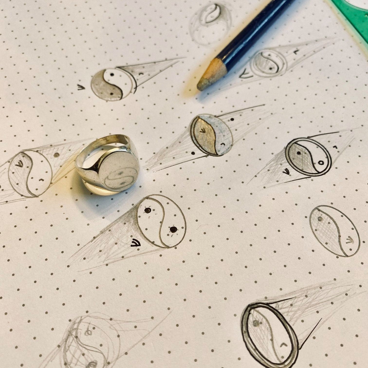 טבעת חותם יין ויאמג בעיצוב אישי. טבעת בהתאמה אישית בזהב 14 קראט משובצת יהלום ויהלום שחור.