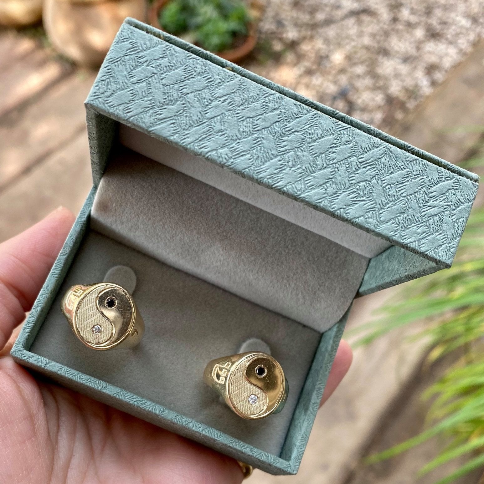 טבעת חותם יין ויאמג בעיצוב אישי. טבעת בהתאמה אישית בזהב 14 קראט משובצת יהלום ויהלום שחור.