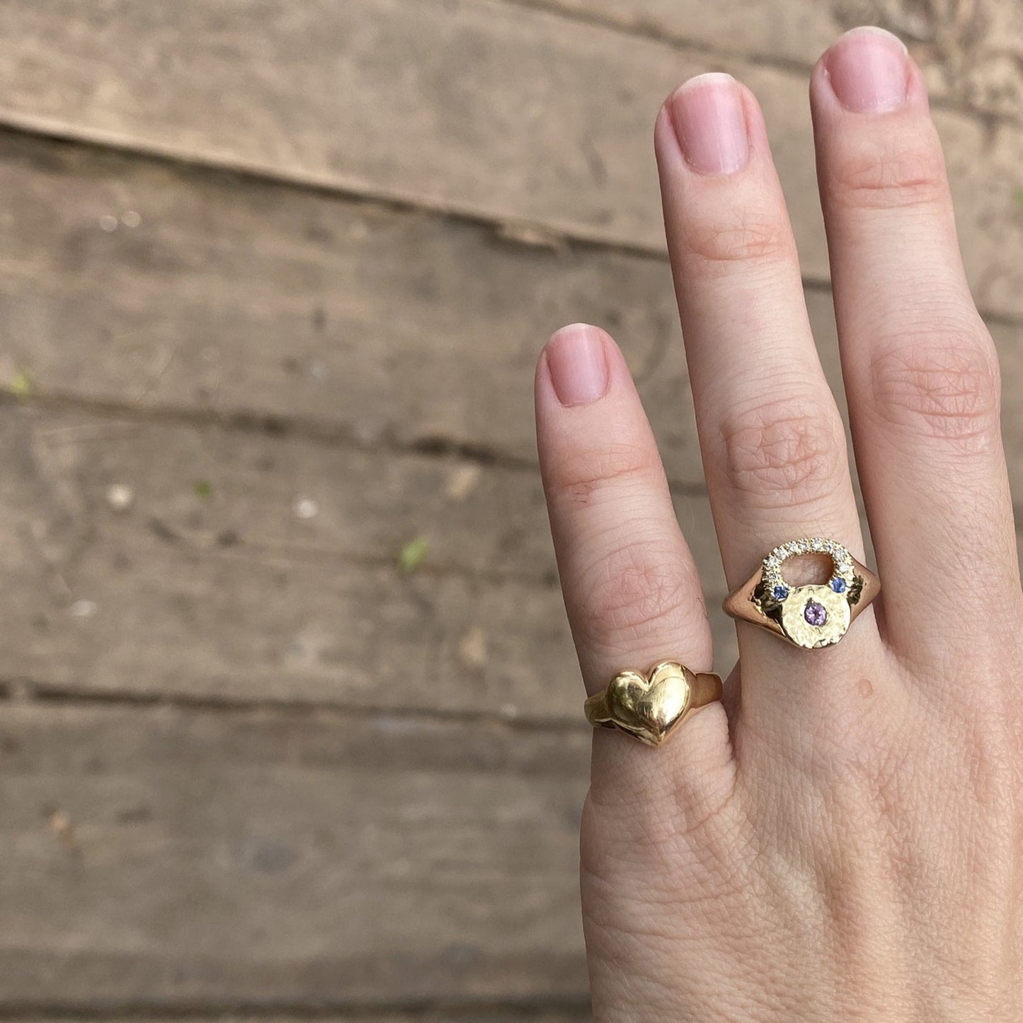 טבעת קרוספיט בעיצוב אישי בזהב 14 קראט משובצת יהלומים , ספיר ואמטיסט. מתנה מיוחדת לאישה