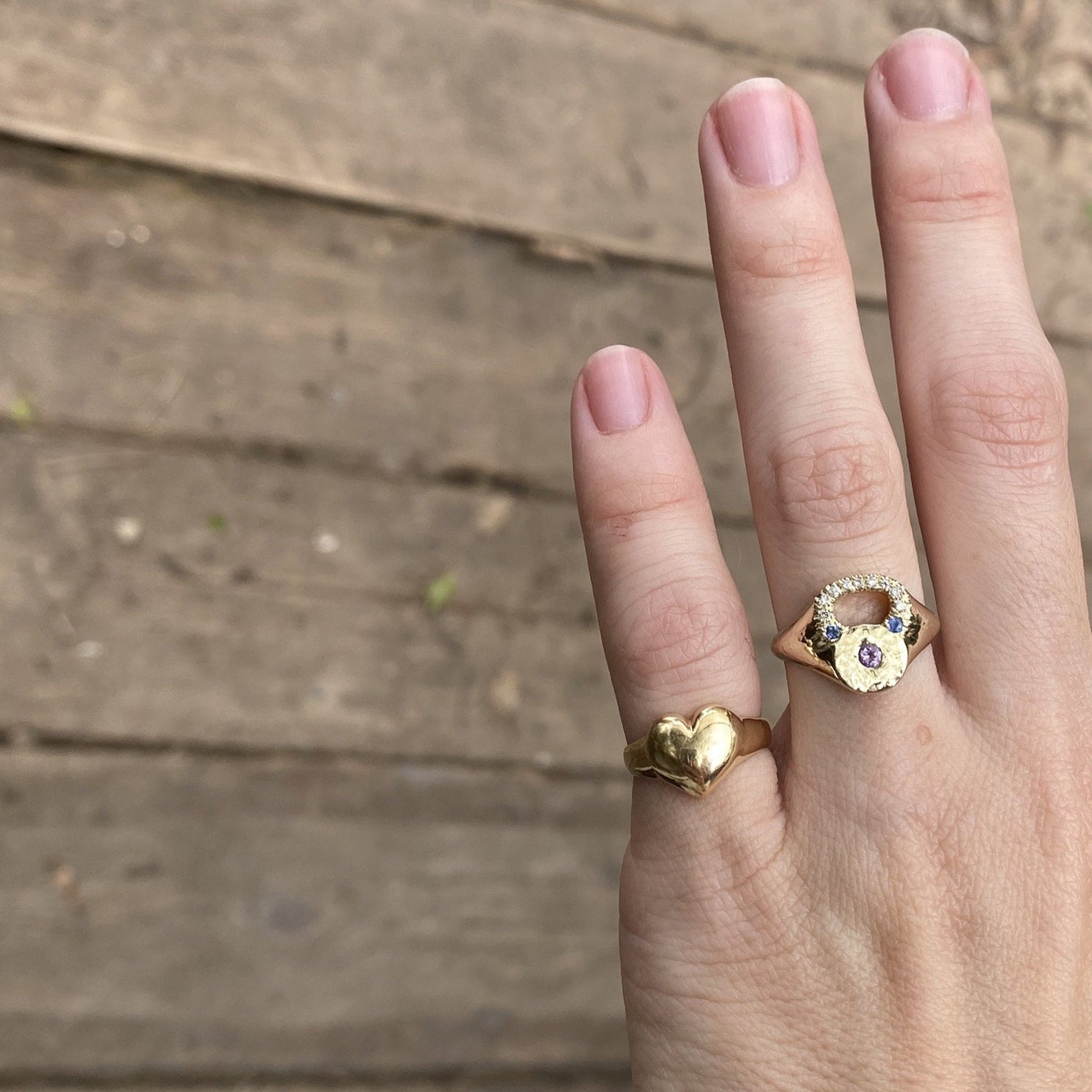 טבעת קרוספיט בעיצוב אישי בזהב 14 קראט משובצת יהלומים , ספיר ואמטיסט. מתנה מיוחדת לאישה