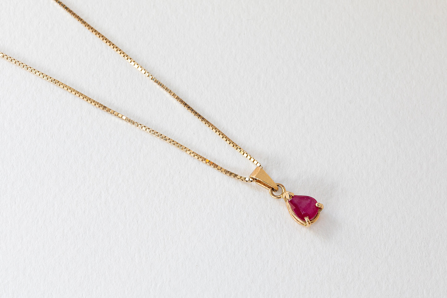 תליון רובי מהממת בגוון וורוד בצורת טיפה משובצת בשיבוץ שיניים