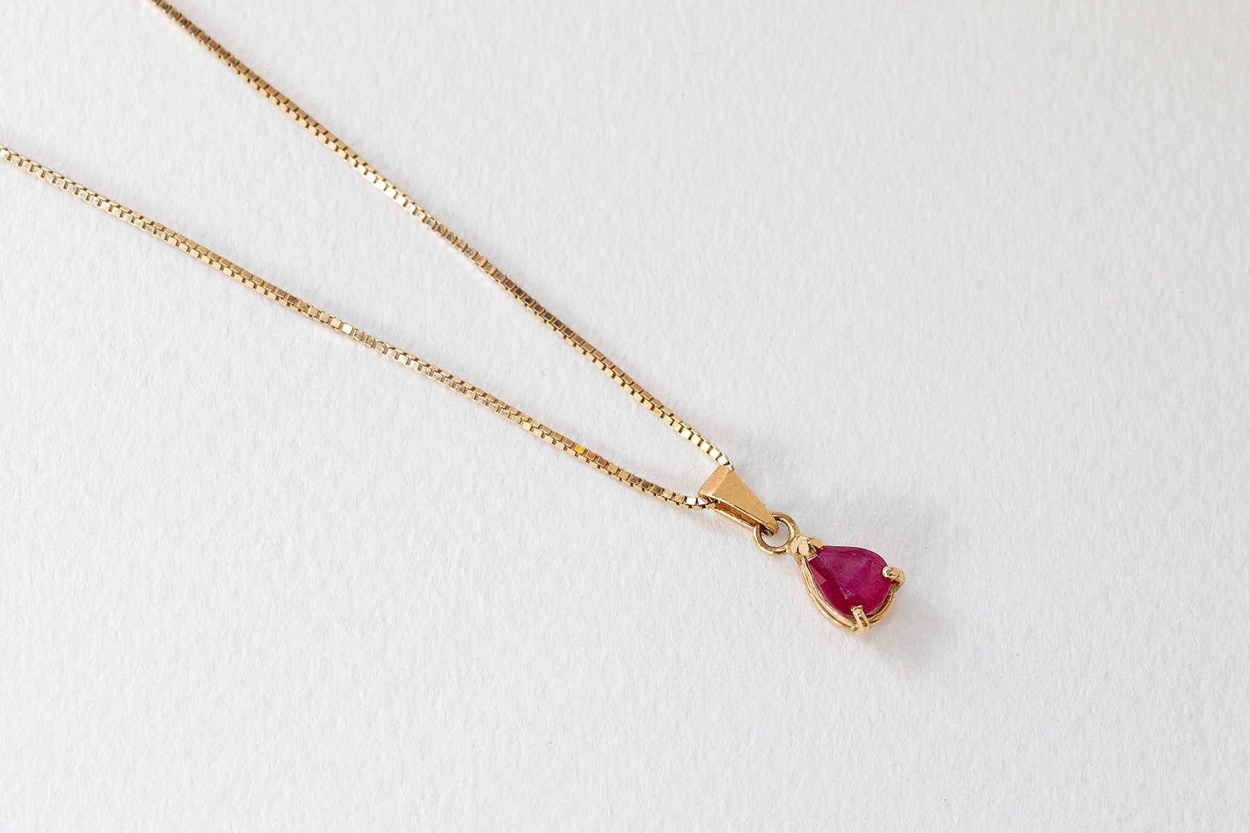 תליון רובי מהממת בגוון וורוד בצורת טיפה משובצת בשיבוץ שיניים