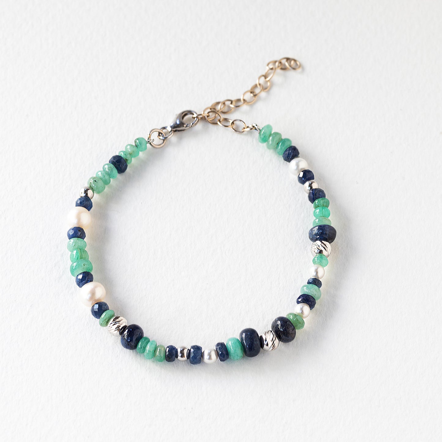 צמיד אבני חן וזהב לבן - ספיר , אמרלד ופנינה