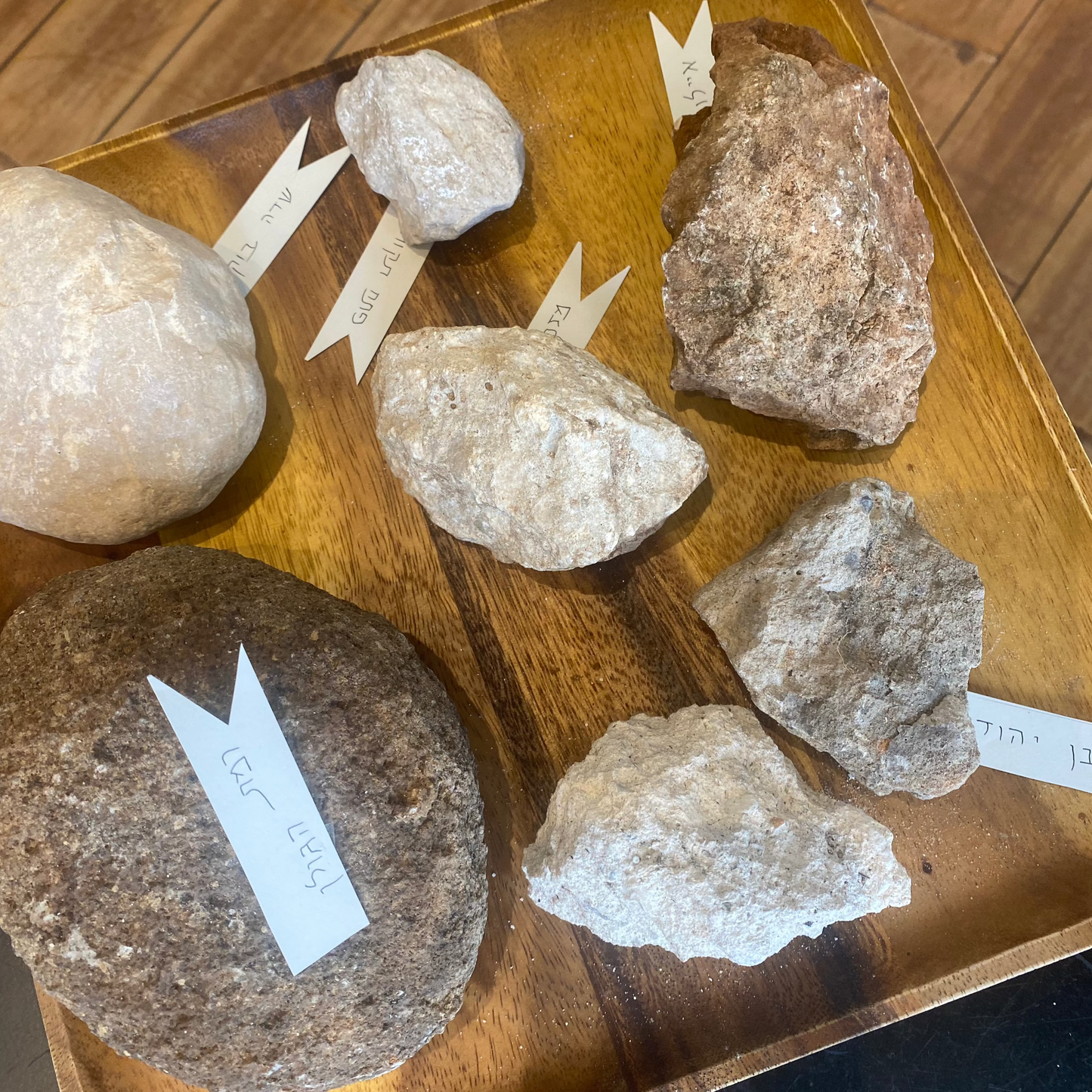 שרשרת זהב בעיצוב אישי משובצת אבנים מיוחדות . שרשרת מתנה בעבודת יד.