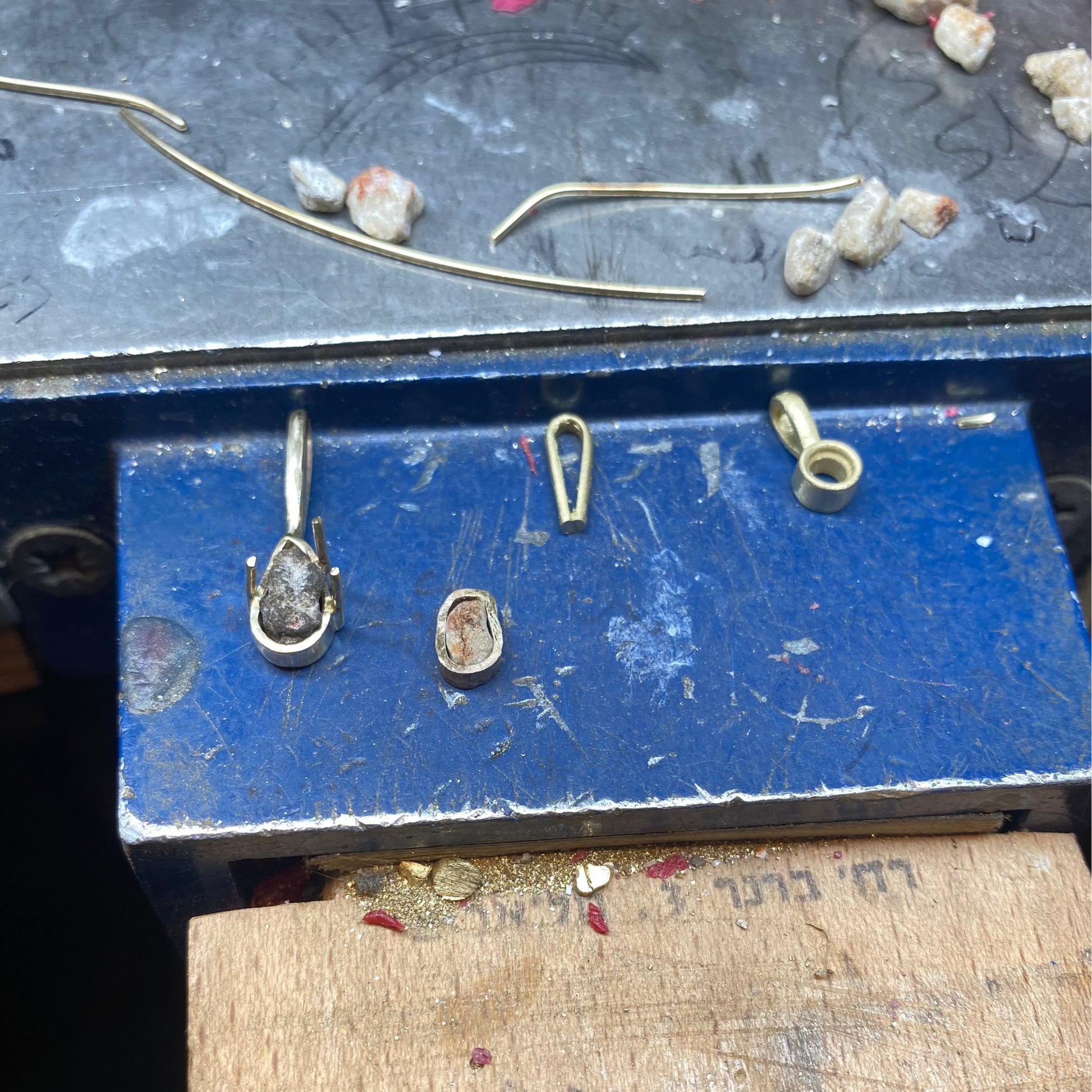 שרשרת זהב בעיצוב אישי משובצת אבנים מיוחדות . שרשרת מתנה בעבודת יד.