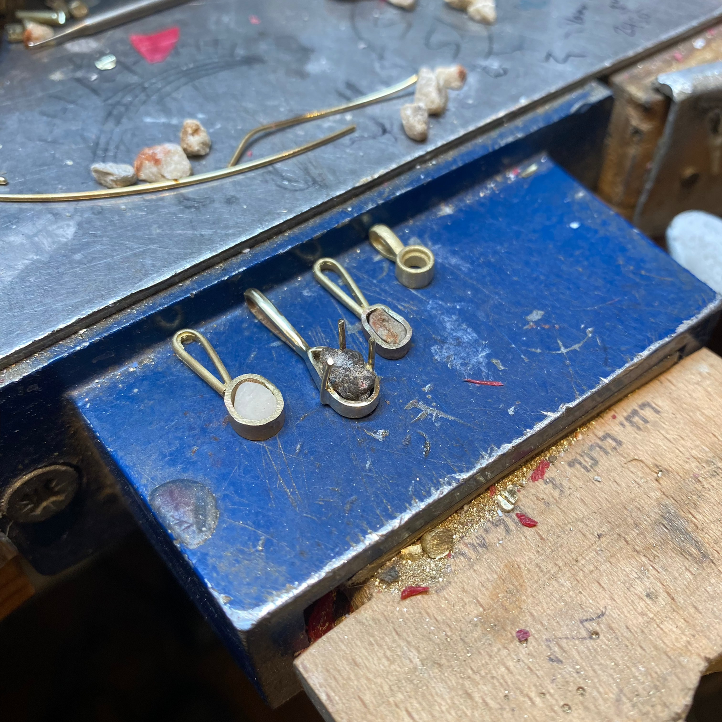 שרשרת זהב בעיצוב אישי משובצת אבנים מיוחדות . שרשרת מתנה בעבודת יד.