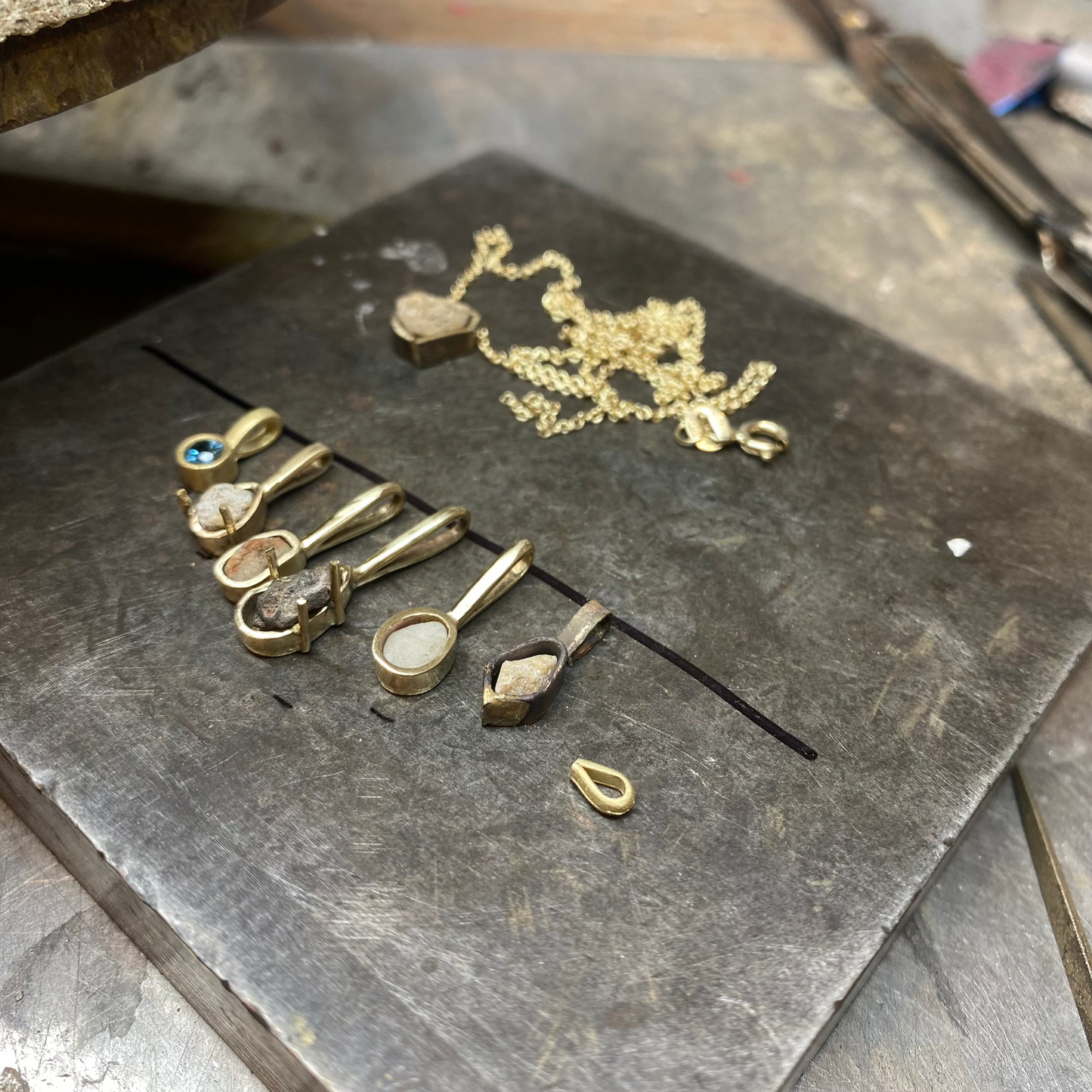 שרשרת זהב בעיצוב אישי משובצת אבנים מיוחדות . שרשרת מתנה בעבודת יד.