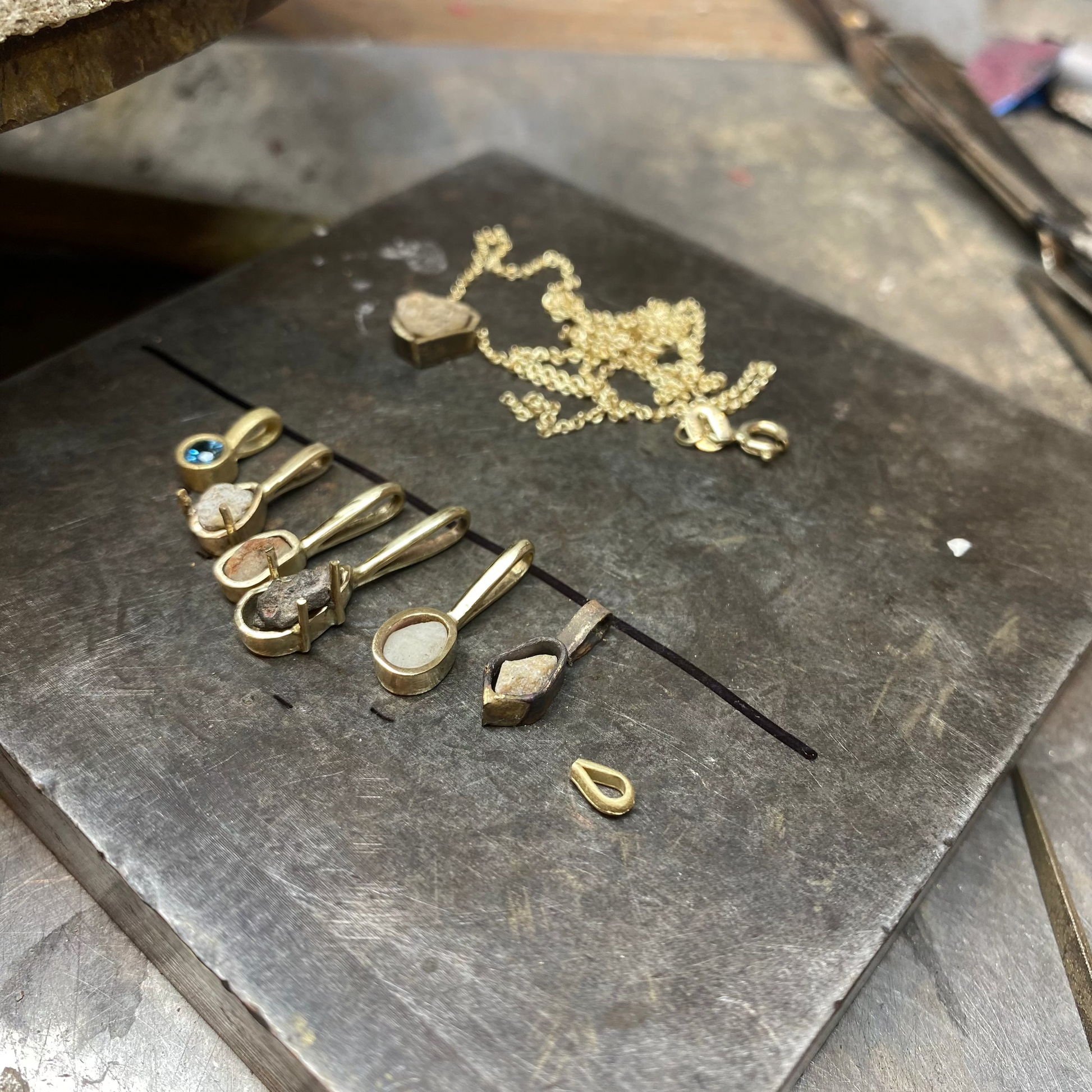 שרשרת זהב בעיצוב אישי משובצת אבנים מיוחדות . שרשרת מתנה בעבודת יד.