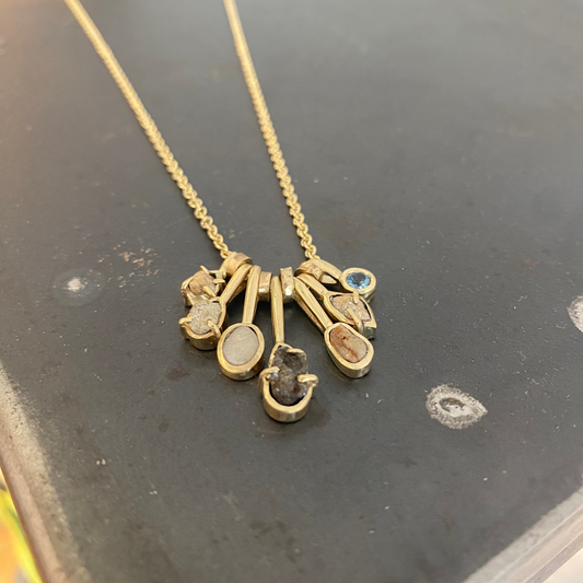 שרשרת זהב בעיצוב אישי משובצת אבנים מיוחדות . שרשרת מתנה בעבודת יד.