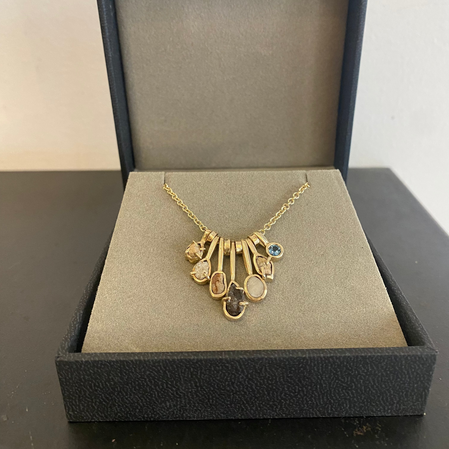 שרשרת זהב בעיצוב אישי משובצת אבנים מיוחדות . שרשרת מתנה בעבודת יד.