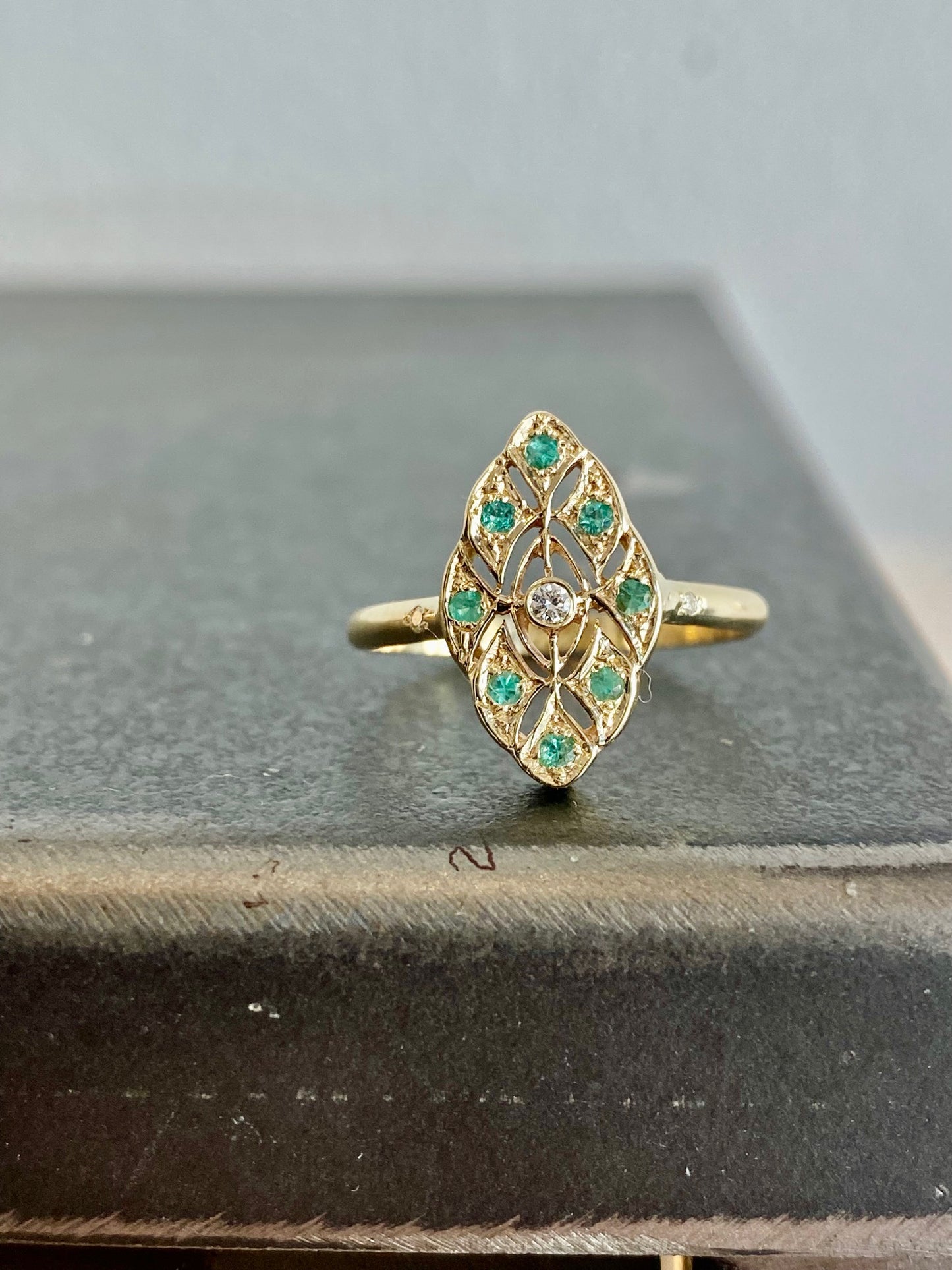 טבעת וינטאג׳ זהב - ורד - אמרלד יהלום