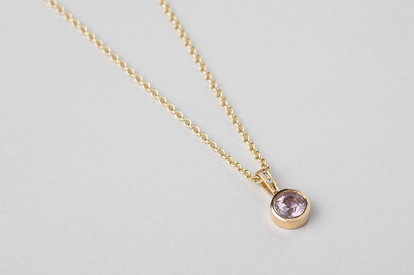 שרשרת זהב עם תליון כוס זהב קלאסית של הידרה משובצת אבן ספיר וורודה 