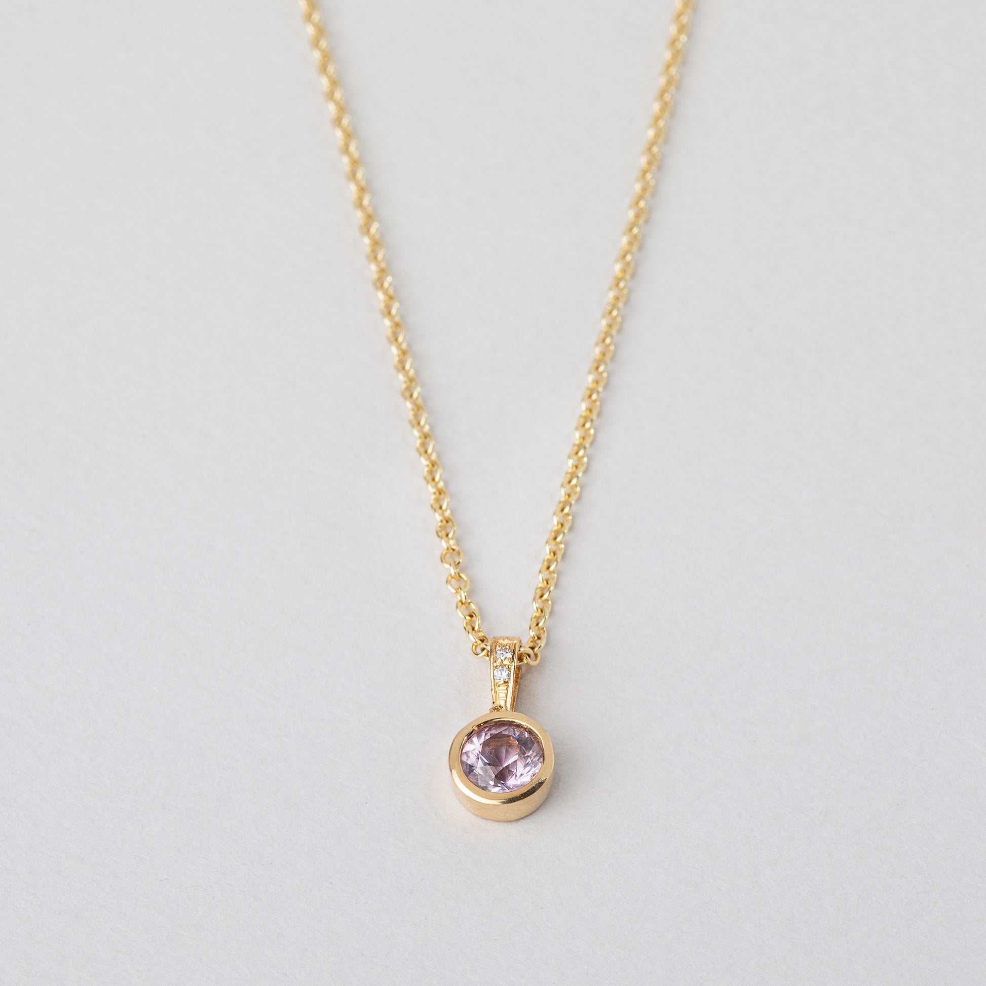 שרשרת  זהב עם תליון כוס זהב קלאסית של הידרה משובצת אבן ספיר וורודה 