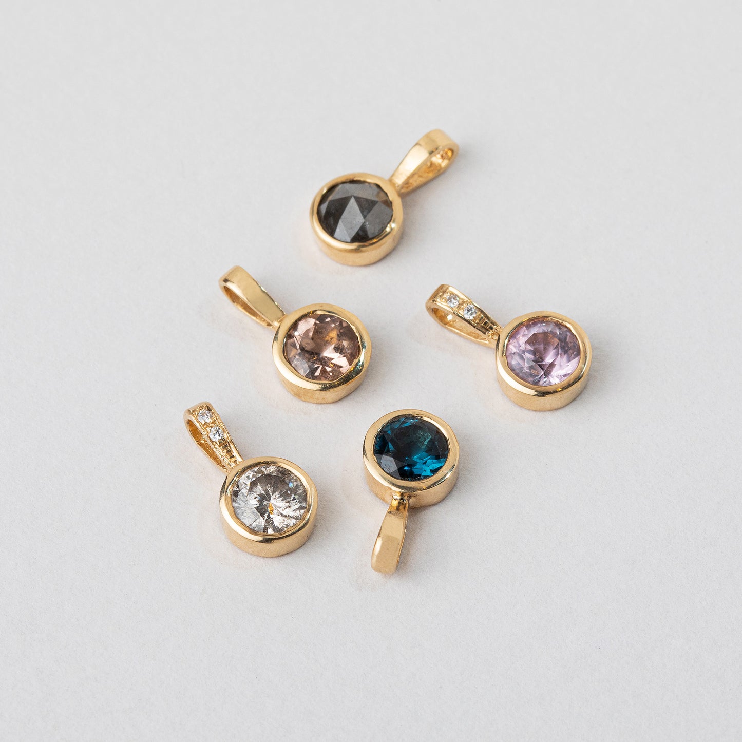 שרשרת חוליות זהב עםתליון זהב משובץ טופז לבן 