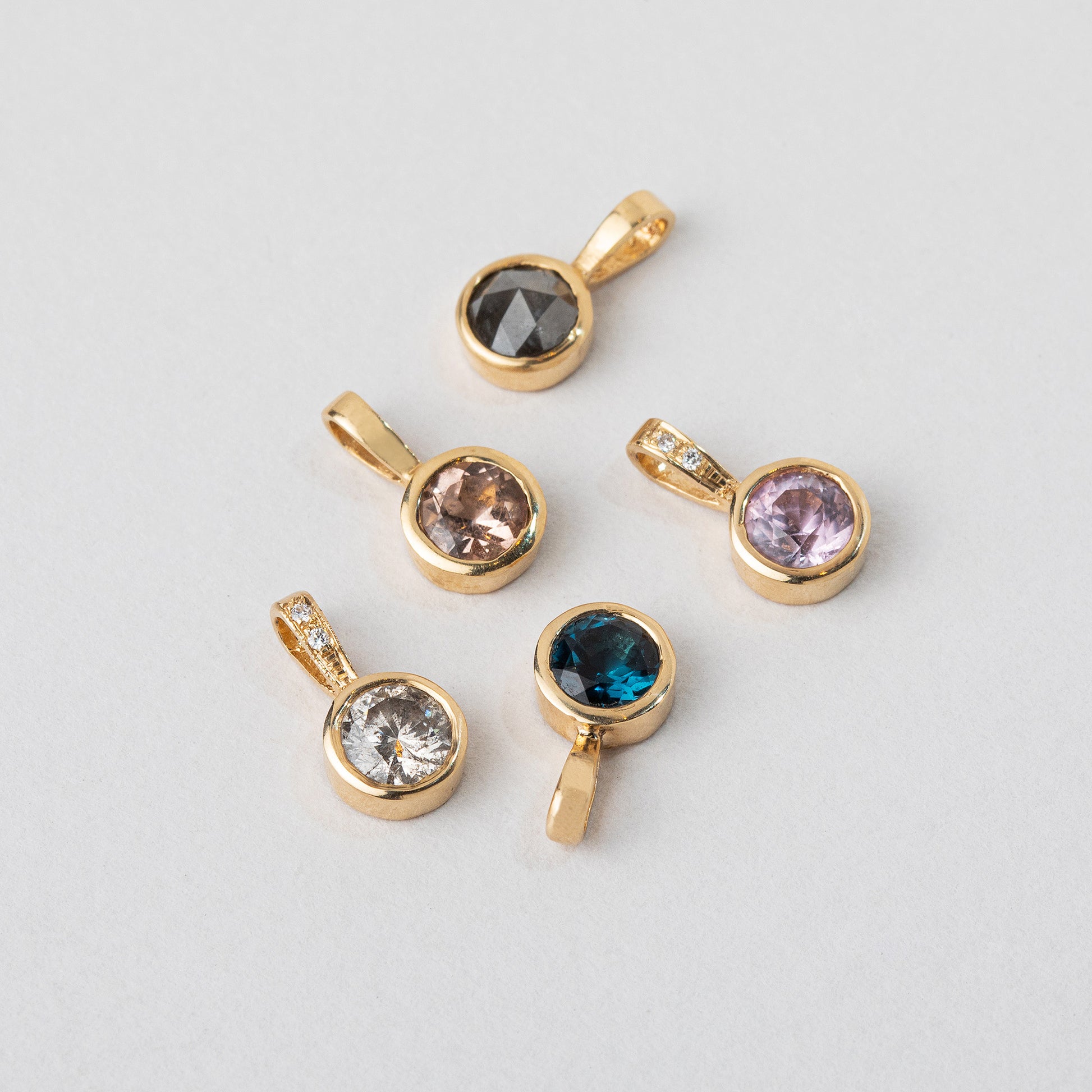 שרשרת  זהב עם תליון כוס זהב קלאסית של הידרה משובצת אבן ספיר וורודה 