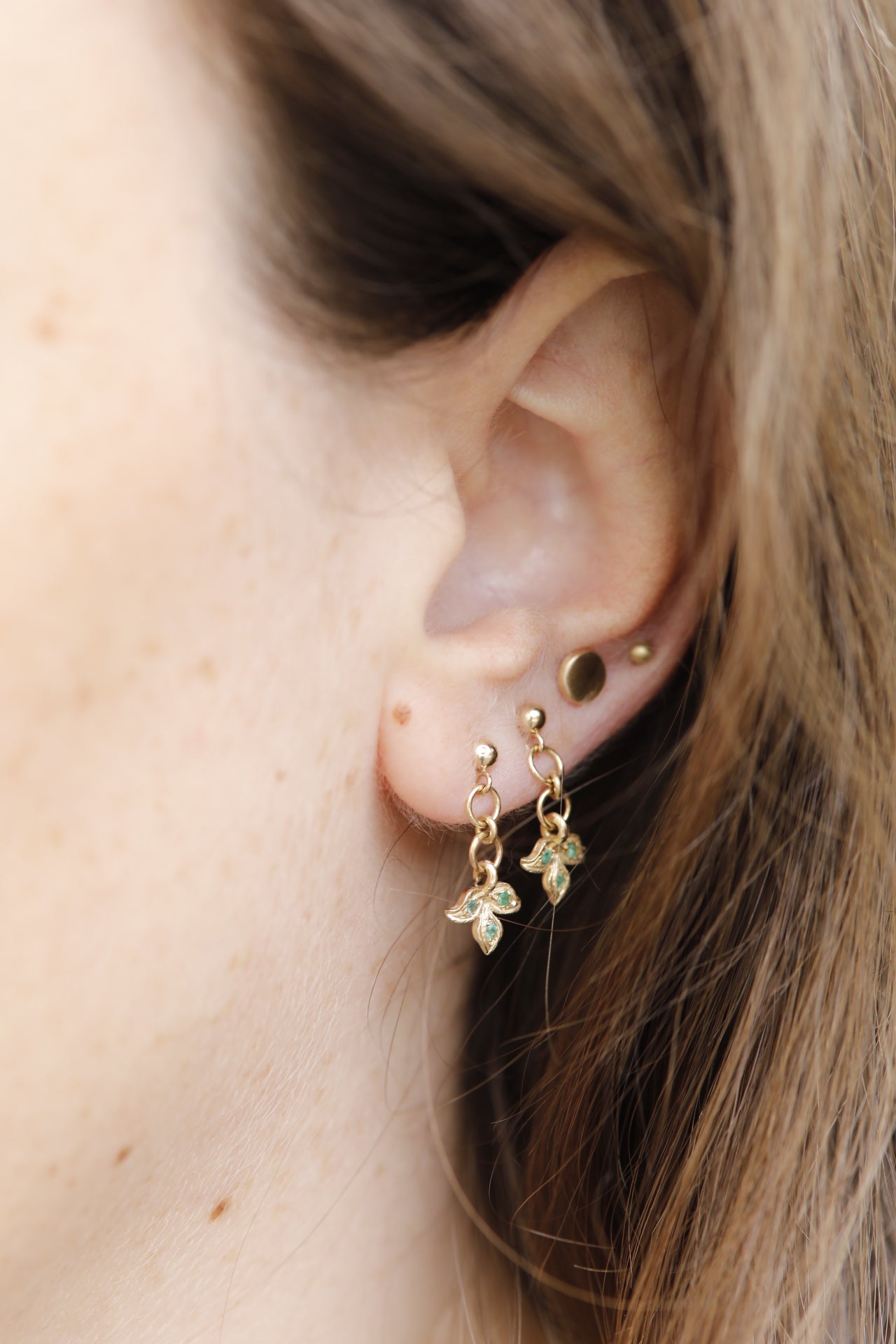 עגילי זהב תלויים - עלה תלתן - אמרלד