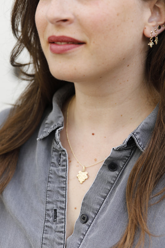 עגילי זהב תלויים - עלה תלתן - אמרלד