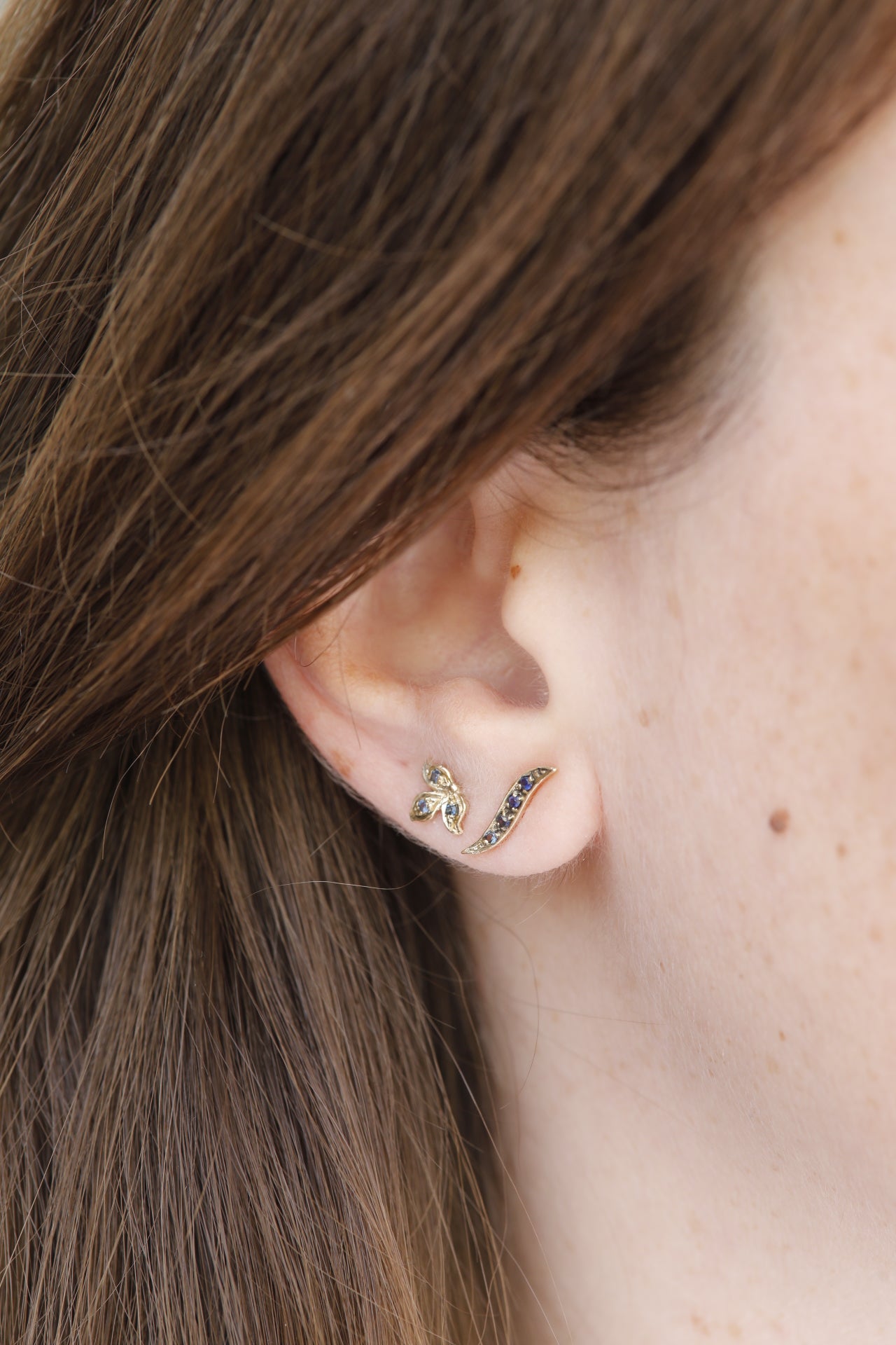 עגיל זהב צמוד - עלה תלתן - ספיר