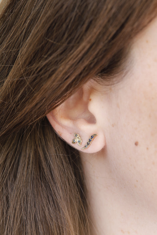 עגיל זהב צמוד - עלה תלתן - ספיר